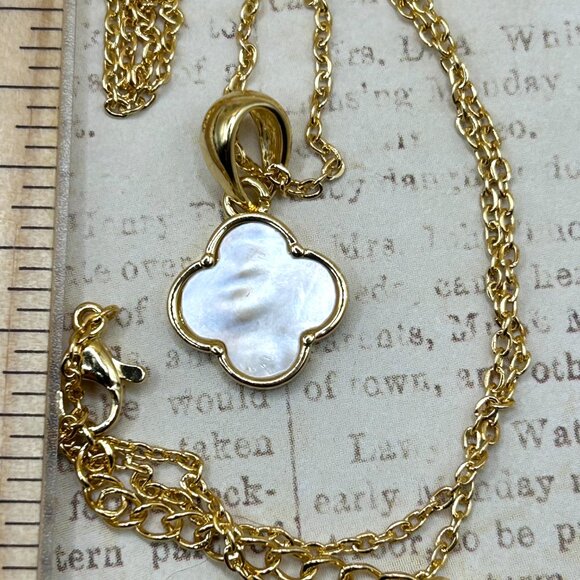 14K Yellow Gold Plate Quatrefoil Clover Charm Necklace Mother of Pearl Finish - Picture 7 of 7